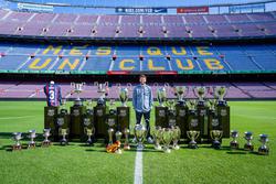 Пике сфотографировался на «Камп Ноу» со всеми своими трофеями, которые он выиграл в качестве игрока «Барселоны» (ФОТО)